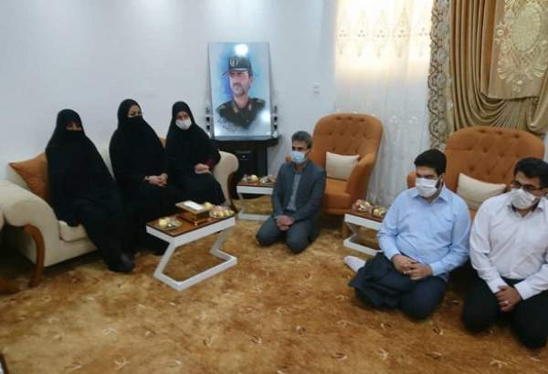 دیدار جمعی از مسئولان ایرانشهر با خانواده شهید وحدت