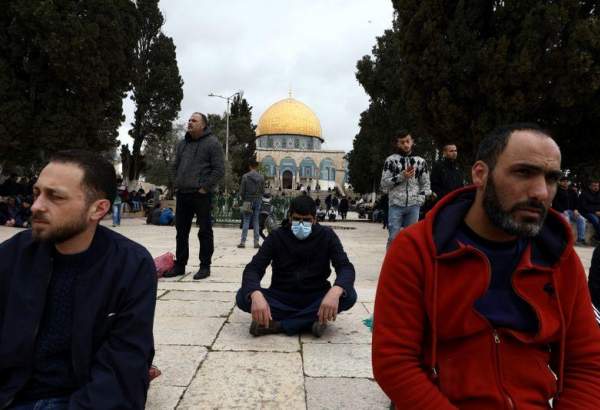 صدها نمازگزار فلسطینی نماز صبح را در مسجد الاقصی اقامه کردند