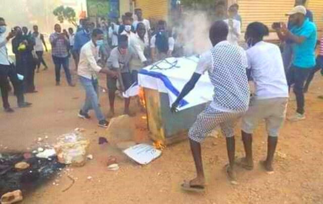 إحراق علم الكيان الصهيوني خلال احتجاجات في السودان