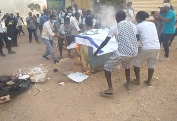 آتش زدن پرچم رژیم صهیونیستی در سودان در اعتراض به عادی سازی روابط