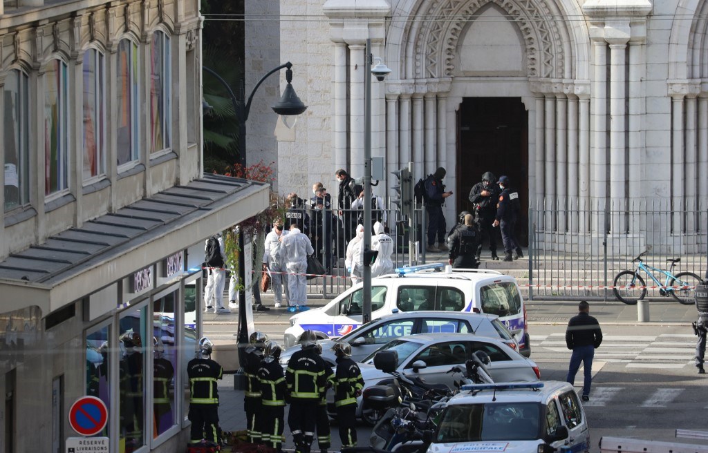 الشرطة الفرنسية : مقتل 3 بينهم امرأة قطع رأسها في كنيسة بمدينة نيس الفرنسية