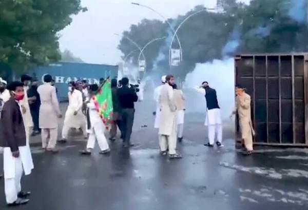تظاهرات اعتراضی مردم پاکستان علیه فرانسه به خشونت کشیده شد
