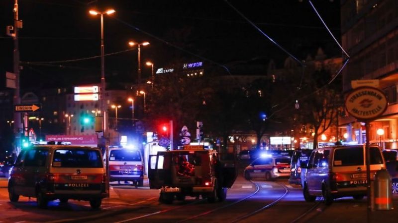 مقتل 7 أشخاص بهجوم مسلح وأحد المهاجمين يفجر نفسه في فيينا