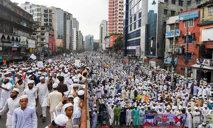 أكثر 150 ألف شخص  يتظاهرون ضد فرنسا في عاصمة بنغلادش  
