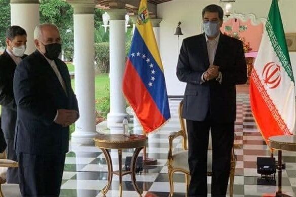 الرئيس الفنزويلي يستقبل ظريف بحرارة في كاراكاس