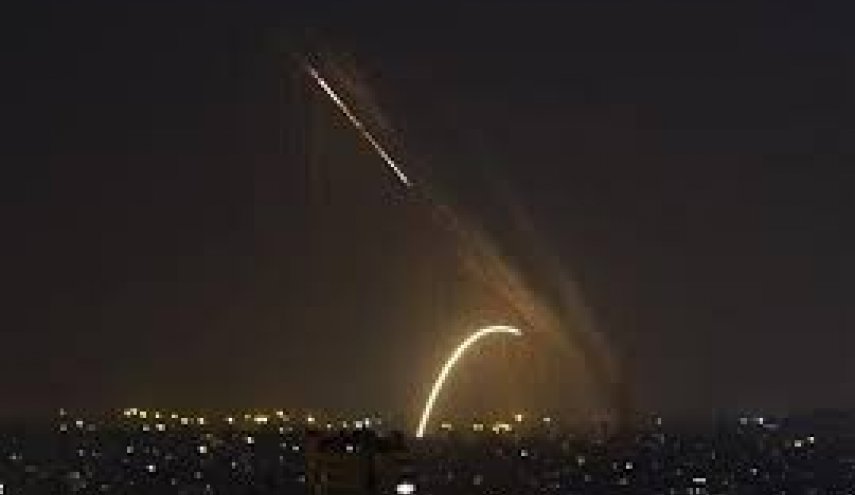 الدفاعات الجوية السورية تتصدى فجر الاربعاء  لعدوان إسرائيلي في سماء دمشق