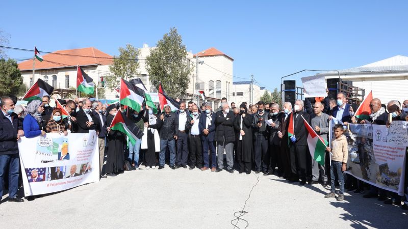 فلسطينيون في الضفة الغربية تظاهرون على مشارف جبل الطويل مستوطنة "بساغوت"