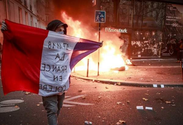 Thousands decry police brutality in Paris