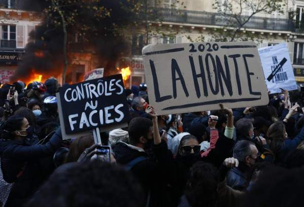 فرانس: پولیس کی نسل پرستی کے خلاف احتجاجی مظاہرہ