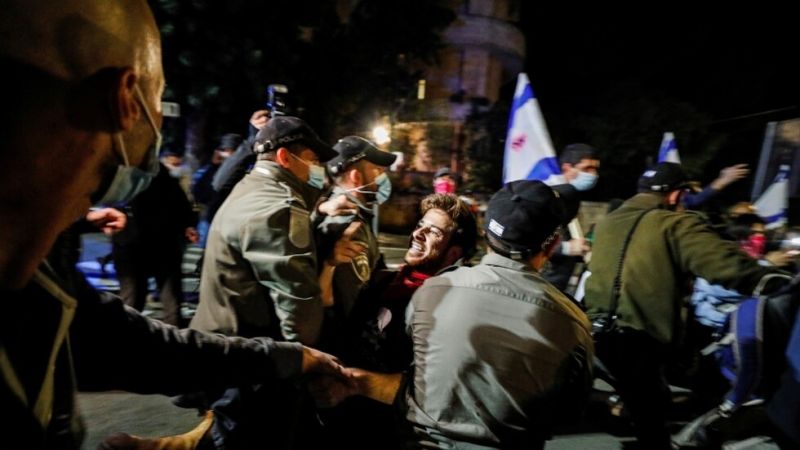 (دهس) قتيل و20 معتقلا خلال تظاهرة ضد نتنياهو مساء یوم السبت