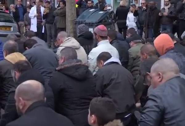 France: les musulmans accomplissent leur prière dans la rue pour contester la fermeture de leur mosquée  