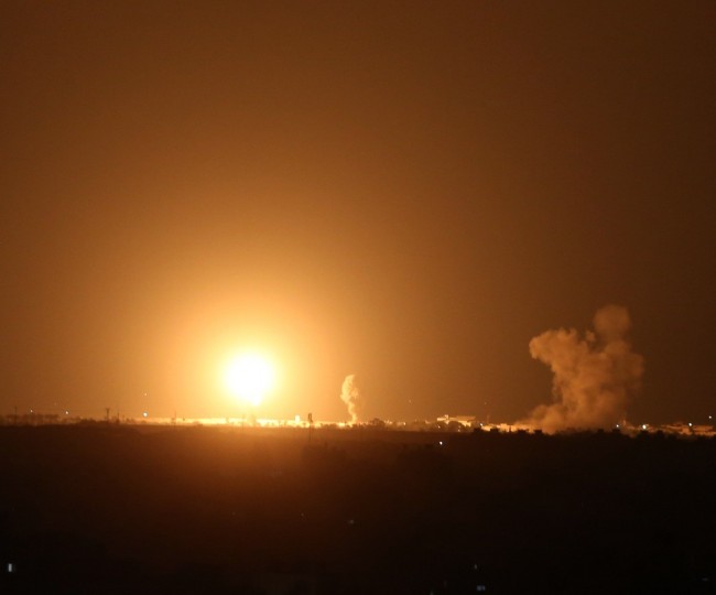 طائرات العدو الاسرائيلي تستهدف فجر السبت عددا من المواقع في قطاع غزة