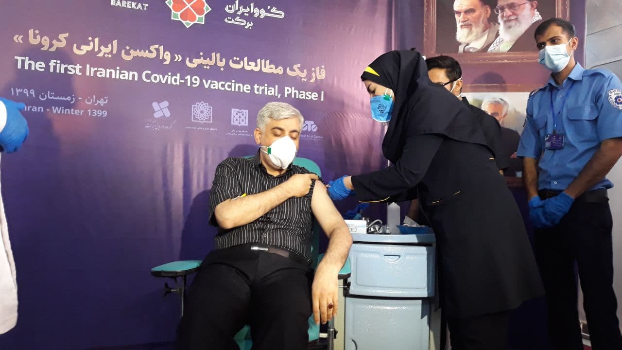 تم حقن المساعد الاجتماعي للجنة تنفيذ امر الامام الخميني الدكتور " على عسكري" ، حيث كان ثاني المتطوعين لتلقي اللقاح الإيراني .