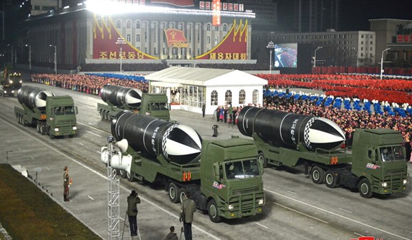 كوريا الشمالية تعرض "أقوى سلاح في العالم"