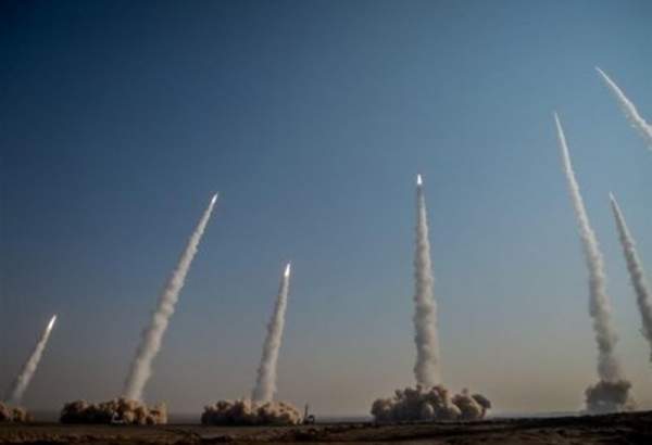 Le CGRI iranien commence ses exercices militaires en tirant des missiles balistiques à guidage multiple