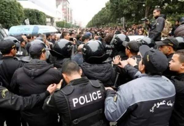 تیونس میں پولیس اہلکاروں کے خلاف احتجاج۔