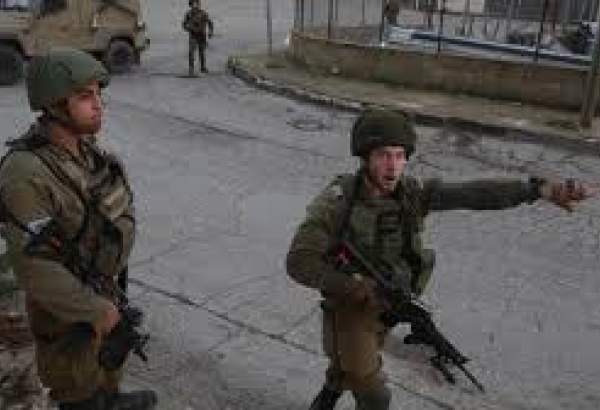 Les forces israéliennes font un raid sur les maisons palestiniennes en Cisjordanie