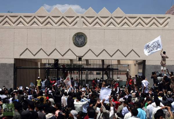 یمنی عوام کے صنعا میں امریکی سفارت خانے کے سامنے مظاہرے۔