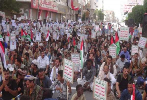 ہزاروں یمنیوں کا صنعاء اور الحدیدہ میں امریکی مظالم کے خلاف مظاہرہ۔