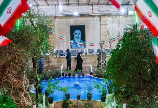 گلباران بیت تاریخی امام راحل در قم در اولین روز دهه فجر