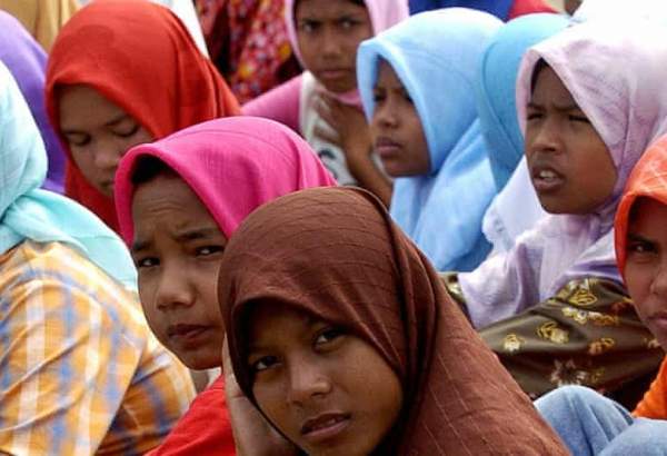 انڈونیشیا میں طالبات کے لیے اسکارف پہننے کی پابندی کو اُٹھالیا گیا