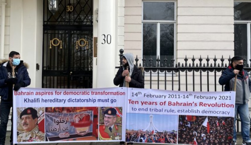 معتصمون أمام سفارة البحرين في لندن يطالبون برحيل نظام آل خليفة