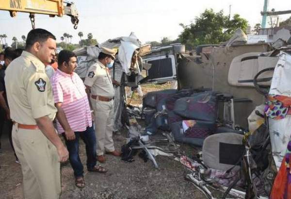 بھارت: مسافر بس حادثے کے نتیجے میں 14 افراد جاں بحق