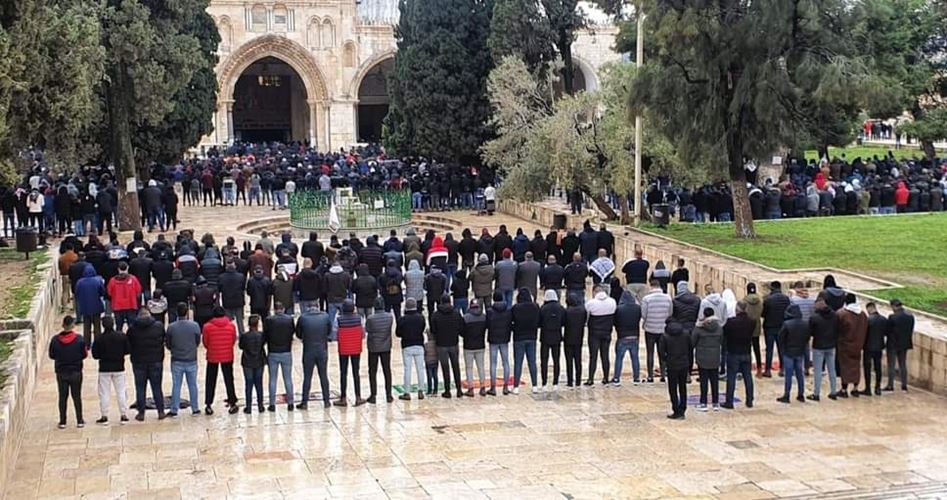 "الآلاف أدّوا الصلاة في الأقصى رغم قيود الاحتلال و البرد"