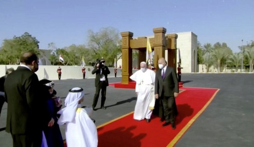 البابا فرنسيس يصل قصر بغداد ويلتقى الرئيس العراقي  