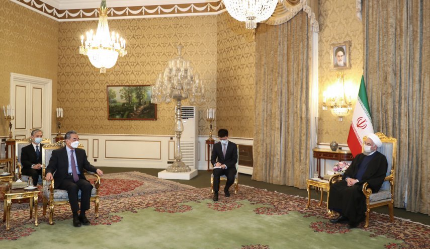 وزير الخارجية الصيني يلتقي الرئيس روحاني