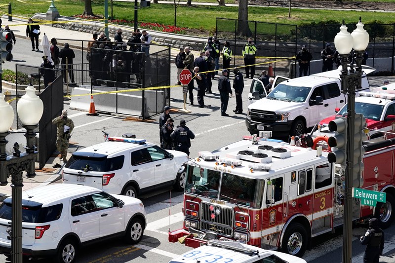الإعلام الأميركي : مقتل المسلح المشتبه بتنفيذه عملية الدهس أمام مبنى الكابيتول