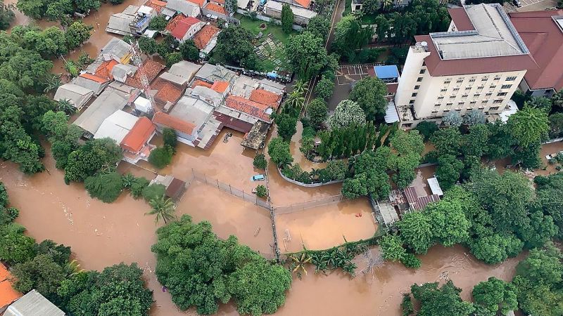 مصرع 44 شخصا وإصابة تسعة بجروح وفقدان خمسة جراء الفيضانات في إندونيسيا