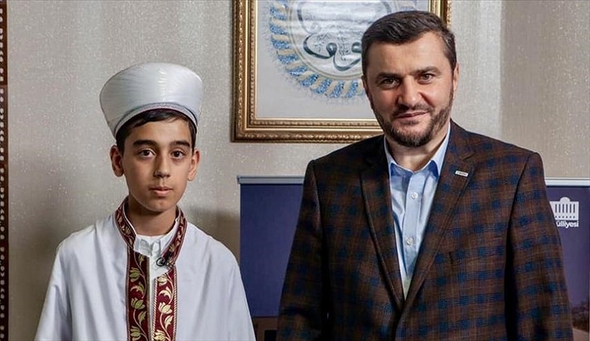 فتى يبلغ من العمر 12 عاما يختم القرآن بتلاوة واحدة في المانيا