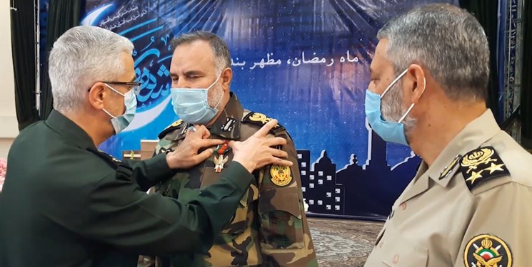 منح وسام "نصر" من الدرجة الاولى لقائد القوة البرية للجيش الإيراني