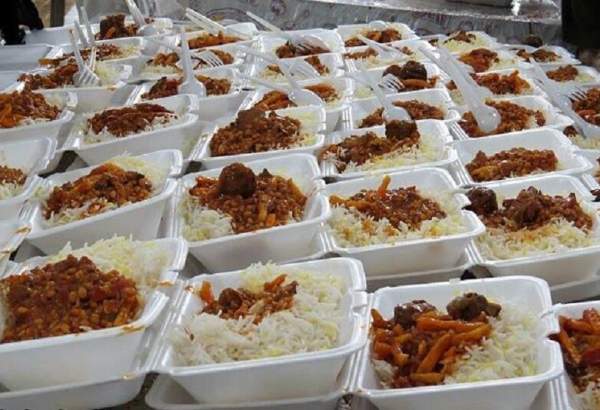 توزیع ۱۱۰۰ غذای تبرکی حرم کریمه اهل بیت(س) بین مددجویان بهزیستی قم