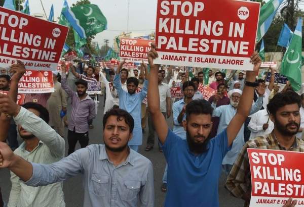 Les gens à Karachi marchent en solidarité avec les Palestiniens
