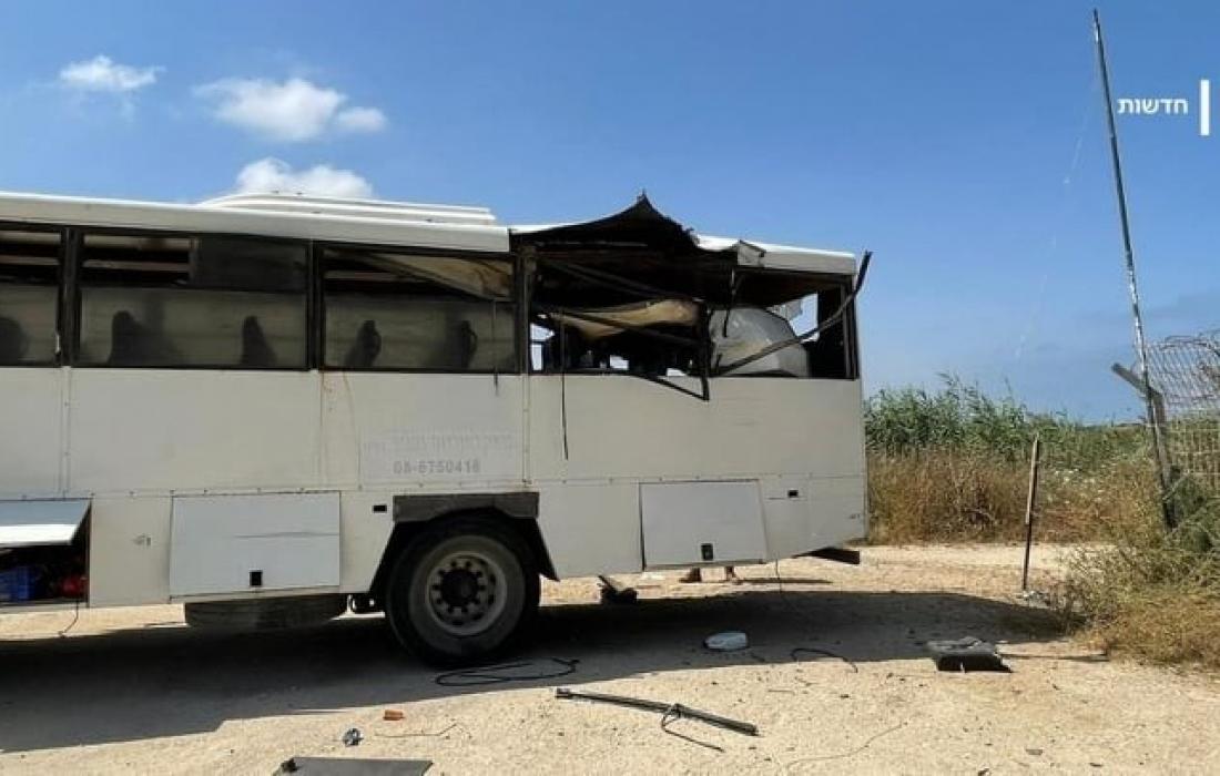 حافلة لنقل الجنود قرب قاعدة “زيكيم” شمال قطاع غزة