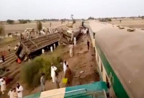 Over 30 dead in Pakistan train collision