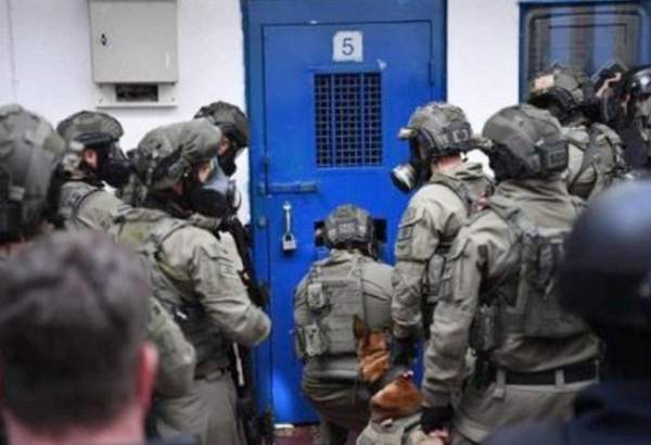 Video emerges on Israeli forces assaulting Palestinian prisoners in Negev prison