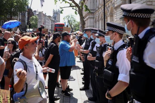 British anti-lockdown, anti-vaccine demonstrators rally in Downing Street (photo)  