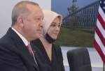 من هي الفتاة المحجبة التي ظهرت في لقاء أردوغان- بايدن؟
