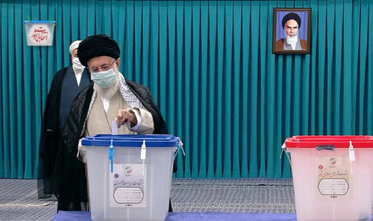 قائد الثورة الاسلامية يدلي بصوته في الانتخابات الرئاسية