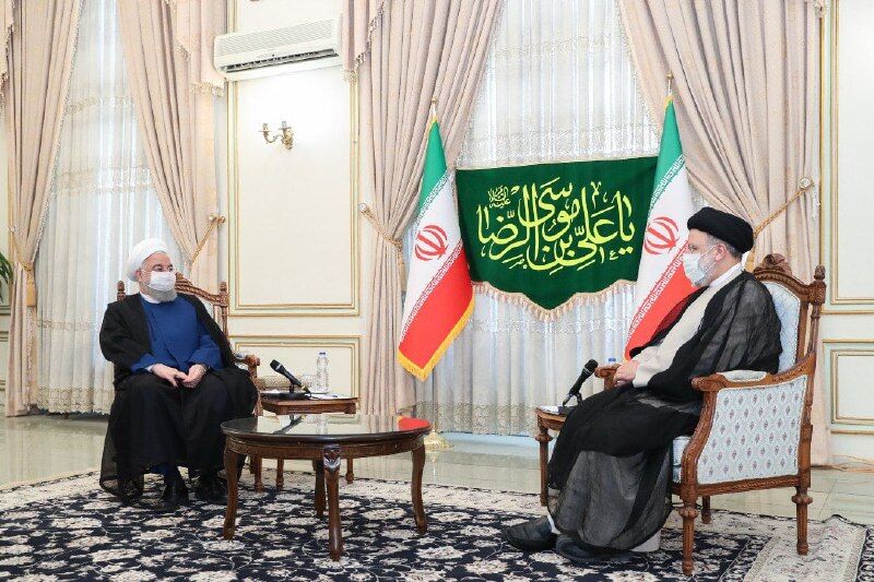روحاني يلتقي اية الله رئيسي لتهنئته بالفوز في الانتخابات الرئاسية