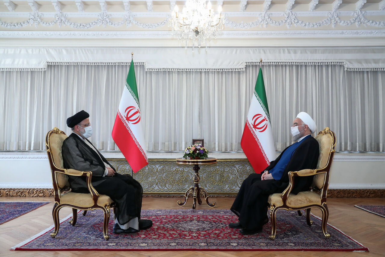 الرئيس المنتخب اية الله رئيسي يزور الرئيس روحاني في مكتبه