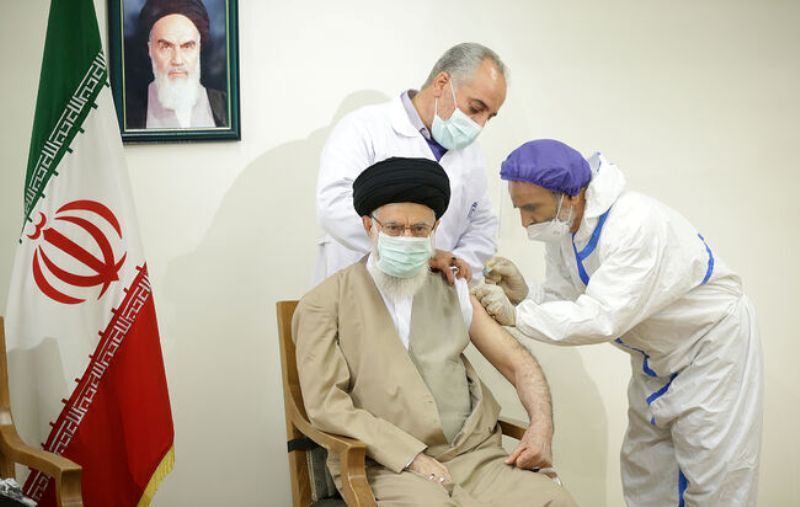 قائد الثورة الإسلامية يتلقى الجرعة الأولى من لقاح "كوف إيران بركت" الوطني  