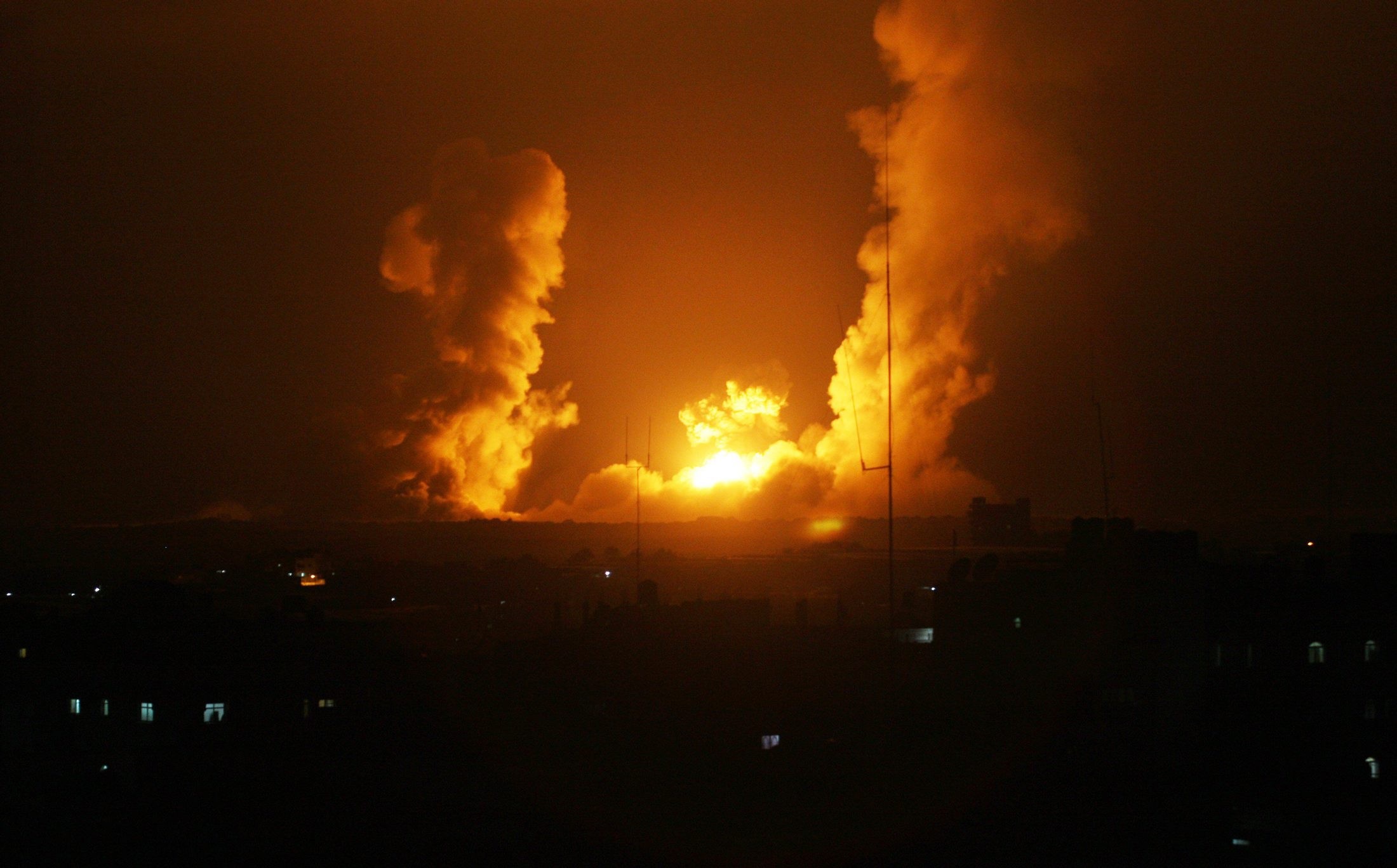 طائرات الاحتلال تقصف مناطق جنوب مدينة غزة