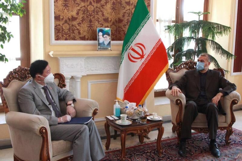 السفير الصيني في طهران يجري مباحثات مع مساعد رئيس البرلمان