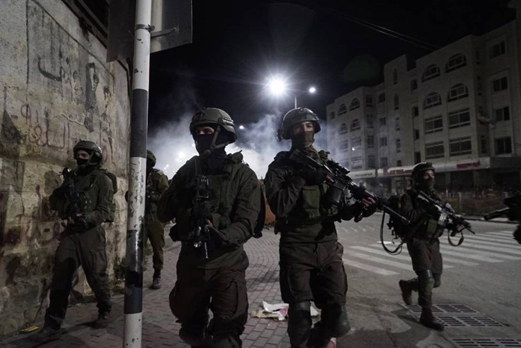 جرح جندي إسرائيلي بإطلاق نار عند حاجز قلنديا والاحتلال يقتحم بيتا والطور