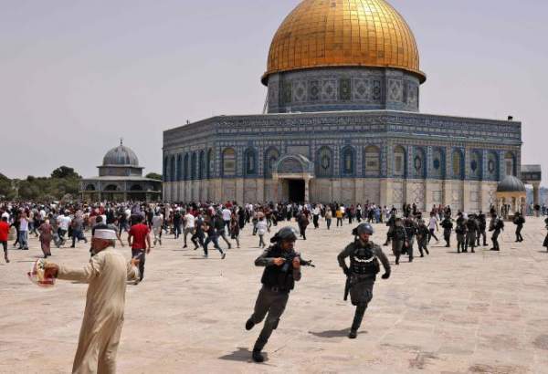 Les sionistes font irruption dans la mosquée Al-Aqsa et assiègent les fidèles palestiniens.