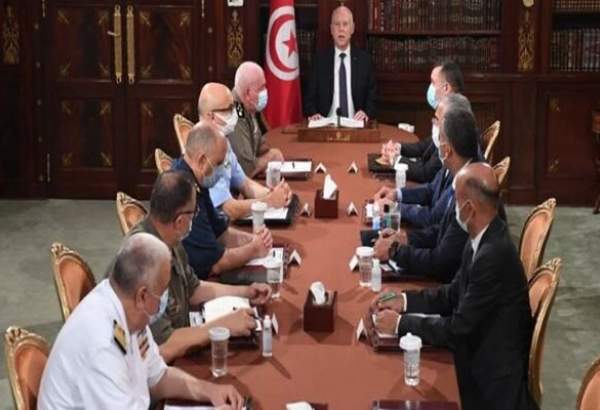 Le président tunisien destitue le premier ministre et le président du parlement